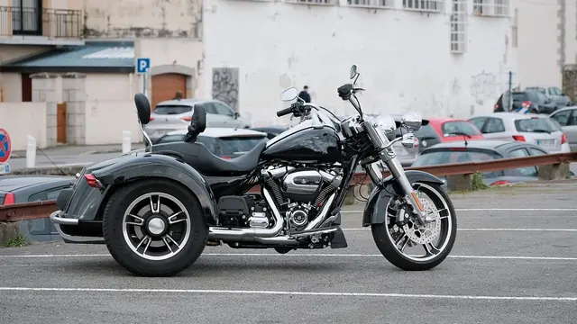 Moto aparcada en un aparcamiento urbano