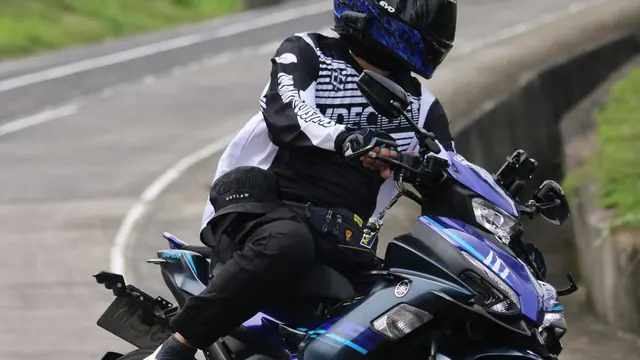 Motorista tumbando en una curva de carretera